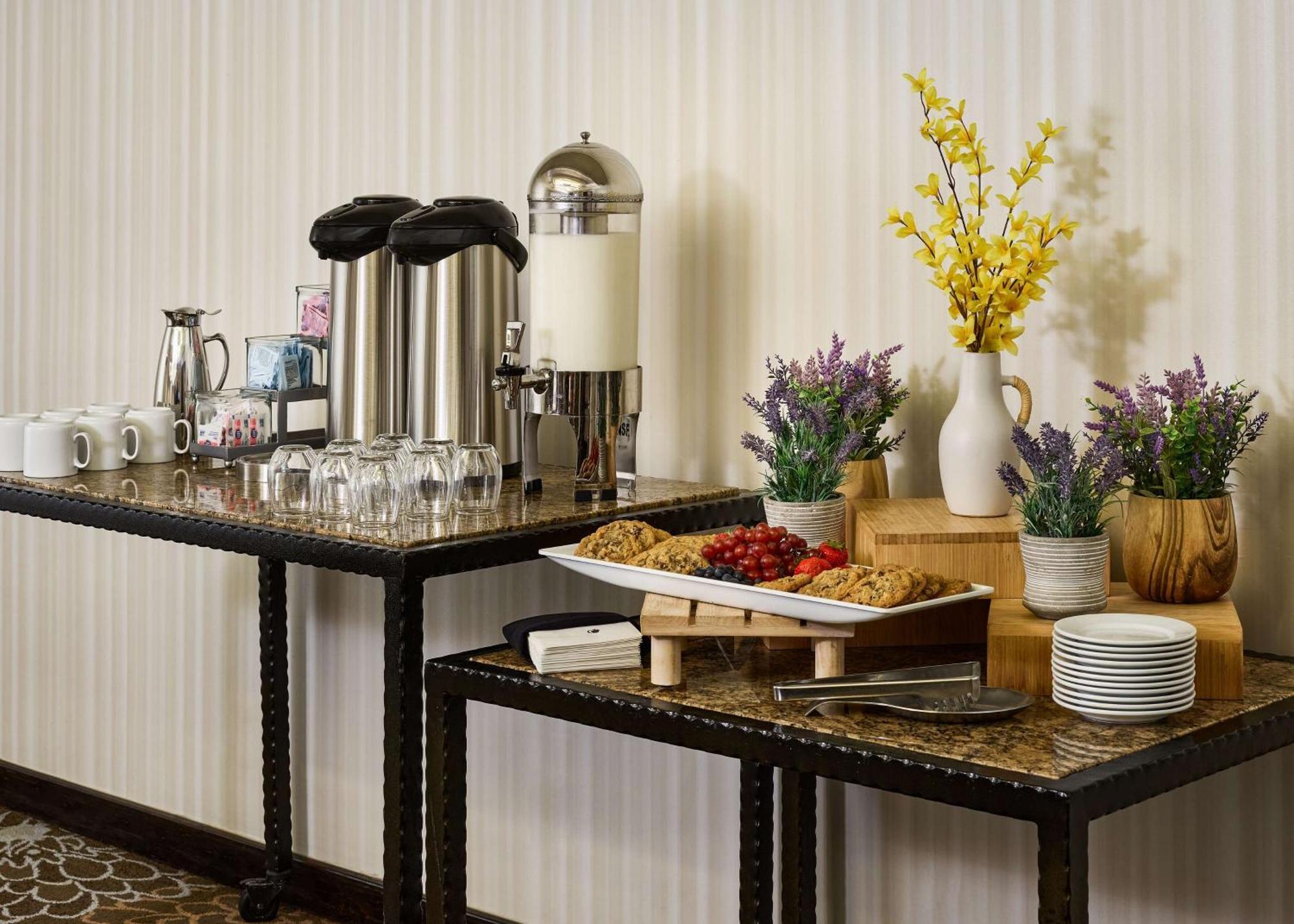 Hotel Doubletree By Hilton Ontario Airport Esterno foto