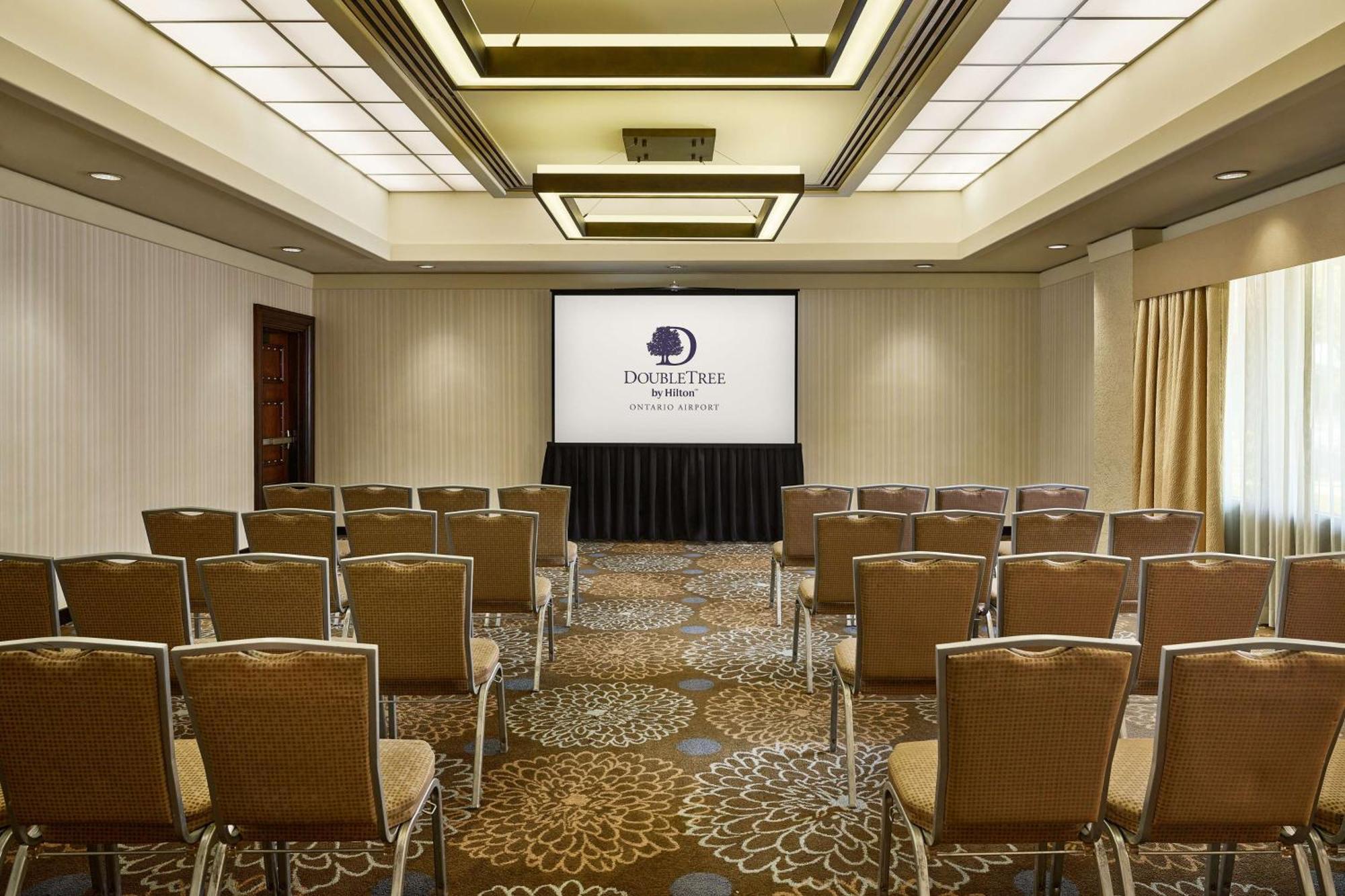 Hotel Doubletree By Hilton Ontario Airport Esterno foto