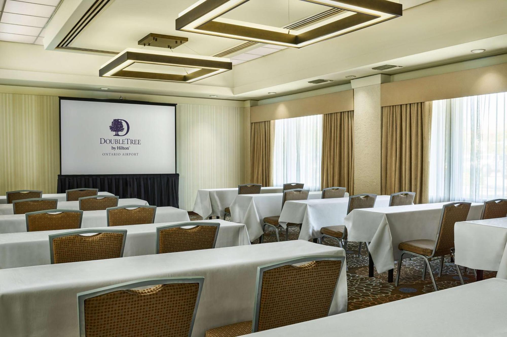 Hotel Doubletree By Hilton Ontario Airport Esterno foto